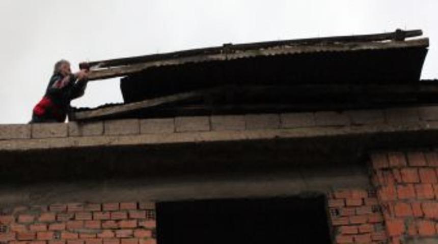 Sivas&rsquo;ta r&uuml;zgar, &ccedil;atıları u&ccedil;urdu, ağa&ccedil;ları k&ouml;k&uuml;nden s&ouml;kt&uuml;