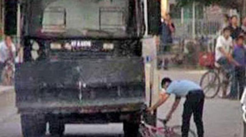 Polis hıncını bisikletten aldı