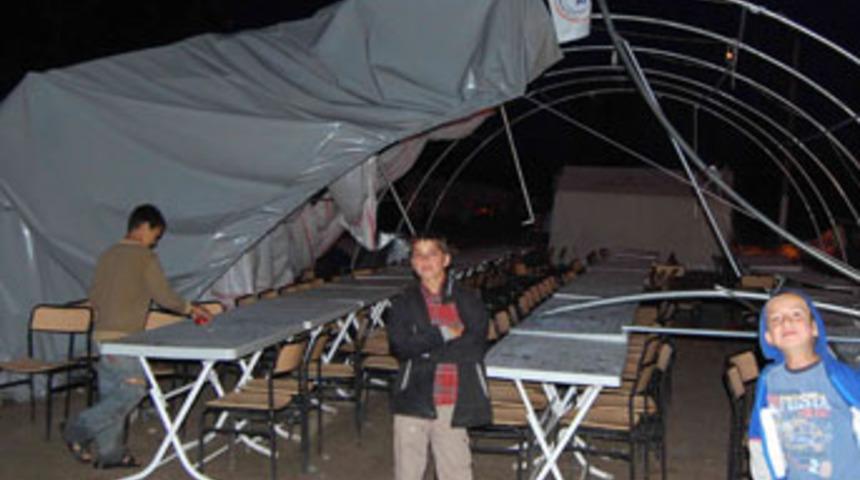 &Ccedil;adırkent'e yıldırım d&uuml;şt&uuml;: 2 yaralı