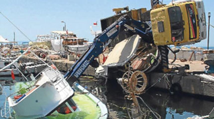 Tekneyi denize indiren vinç yan yattı