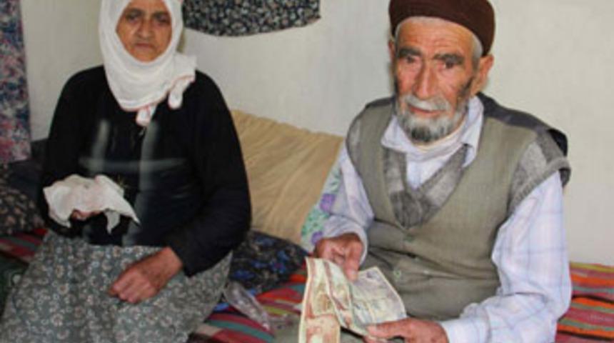 Biriktirdiği parayı hatıra olarak dağıtıyor!