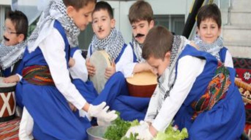 Safvetli &ouml;ğrencilerin k&uuml;lt&uuml;r gecesi, velilerin beğenisini kazandı