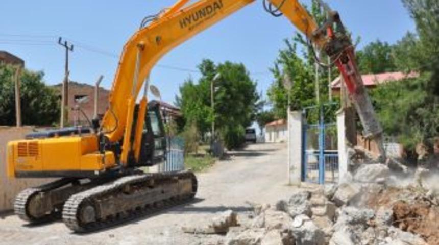 Nihat Akut Caddesi'nde yol genişletme &ccedil;alışması yapılıyor