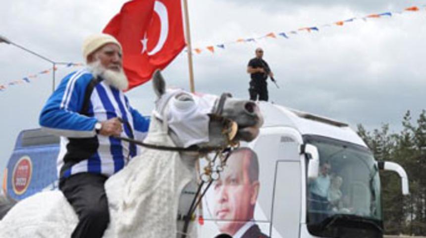 Kır atını mahmuzlayıp mitinge gitti