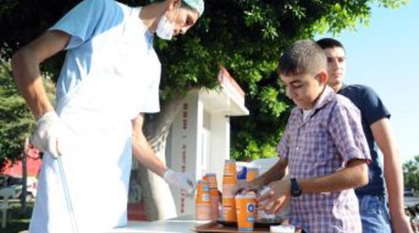 Belediye, sanayide &ccedil;alışan &ccedil;ırak ve kalfalara sıcak &ccedil;orba dağıtıyor