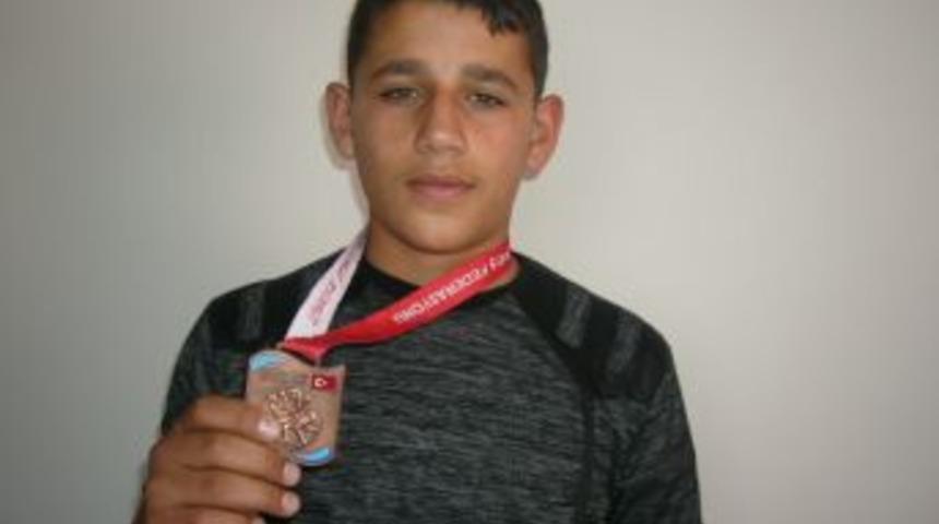 Erzurumlu k&uuml;&ccedil;&uuml;k sporcu, g&uuml;reşte &uuml;&ccedil;&uuml;nc&uuml; oldu