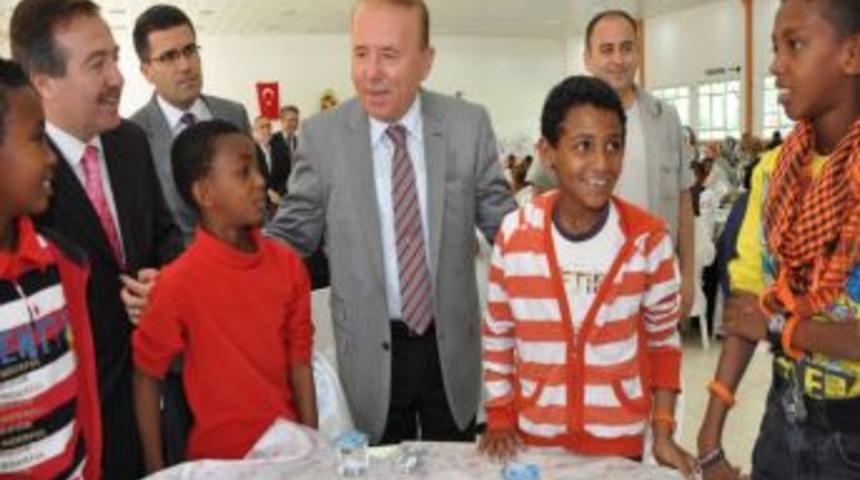 Vali Oğuz, m&uuml;ltecilerle yemekte buluştu