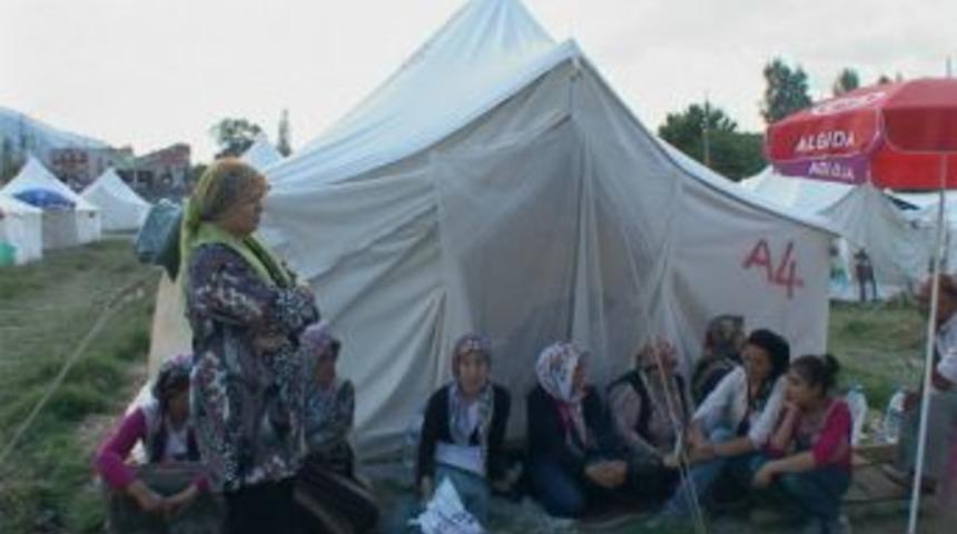 Art&ccedil;ı sarsıntıların yaşandığı Simav&rsquo;da halk evlerine girmeye korkuyor