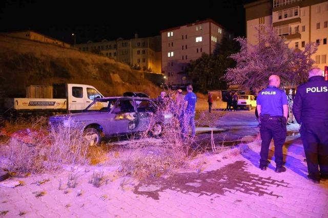 Nevşehir’de park halindeki otomobil alevlere teslim oldu 2
