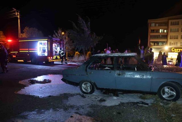 Nevşehir’de park halindeki otomobil alevlere teslim oldu 1