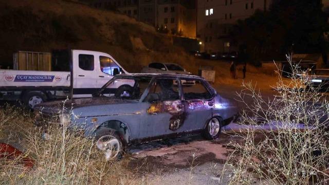 Nevşehir’de park halindeki otomobil alevlere teslim oldu