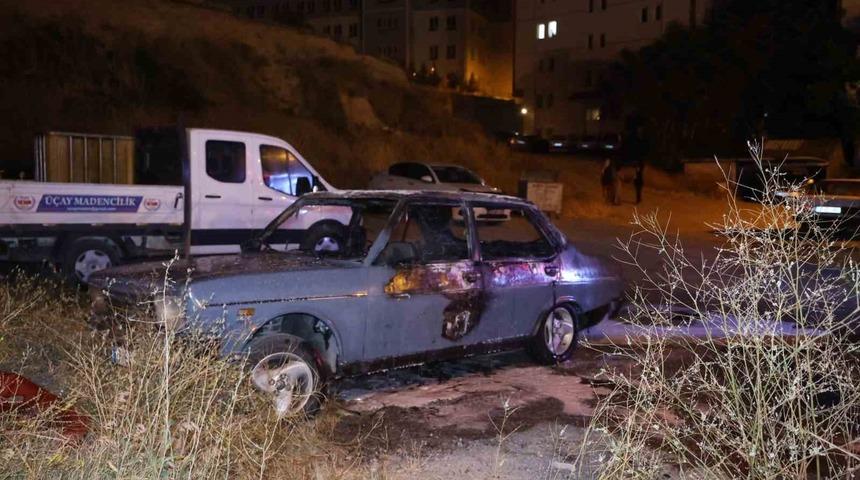 Nevşehir&rsquo;de park halindeki otomobil alevlere teslim oldu