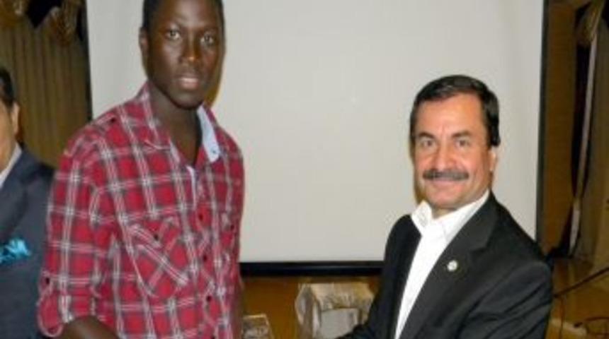 G&Uuml;LDER, Afrika Gecesi&rsquo;nde doktorların Gine'deki fedakarlığını anlattı