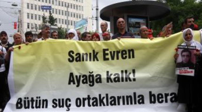 &lsquo;Evren&rsquo;le başlasın, Evren&rsquo;le bitmesin, b&uuml;t&uuml;n darbeciler yargılansın&rsquo;