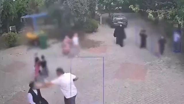 İmam ile müezzinin 'yolsuzluk' kavgası! Cami önünde tekme tokat birbirlerine girdiler
