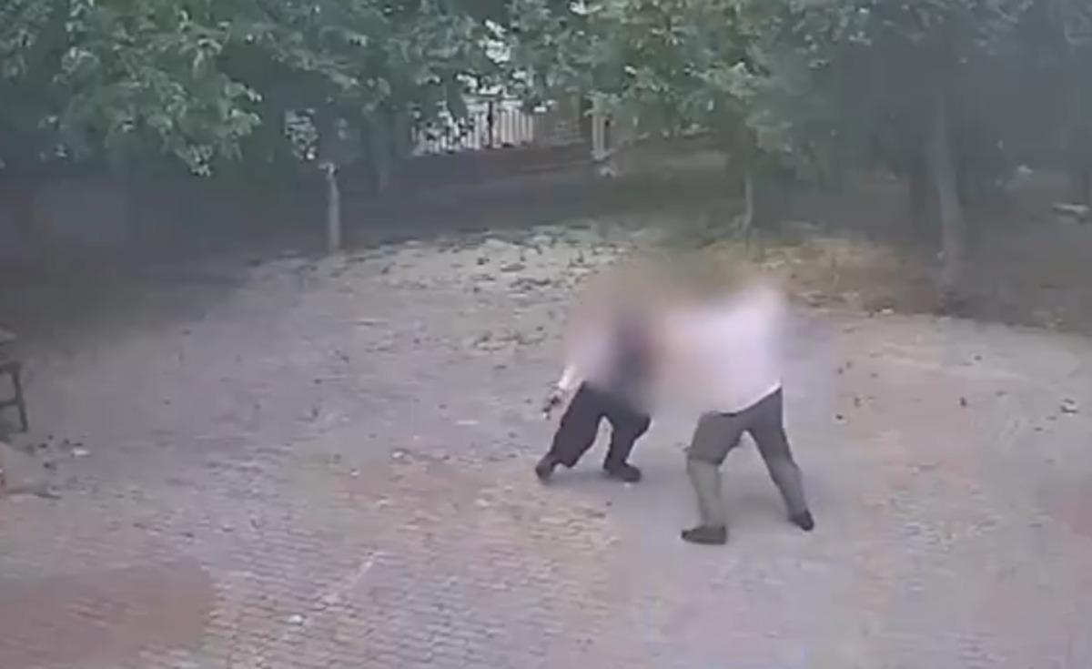 İmam ile m&uuml;ezzinin  yolsuzluk  kavgası! Cami &ouml;n&uuml;nde tekme tokat birbirlerine girdiler 2