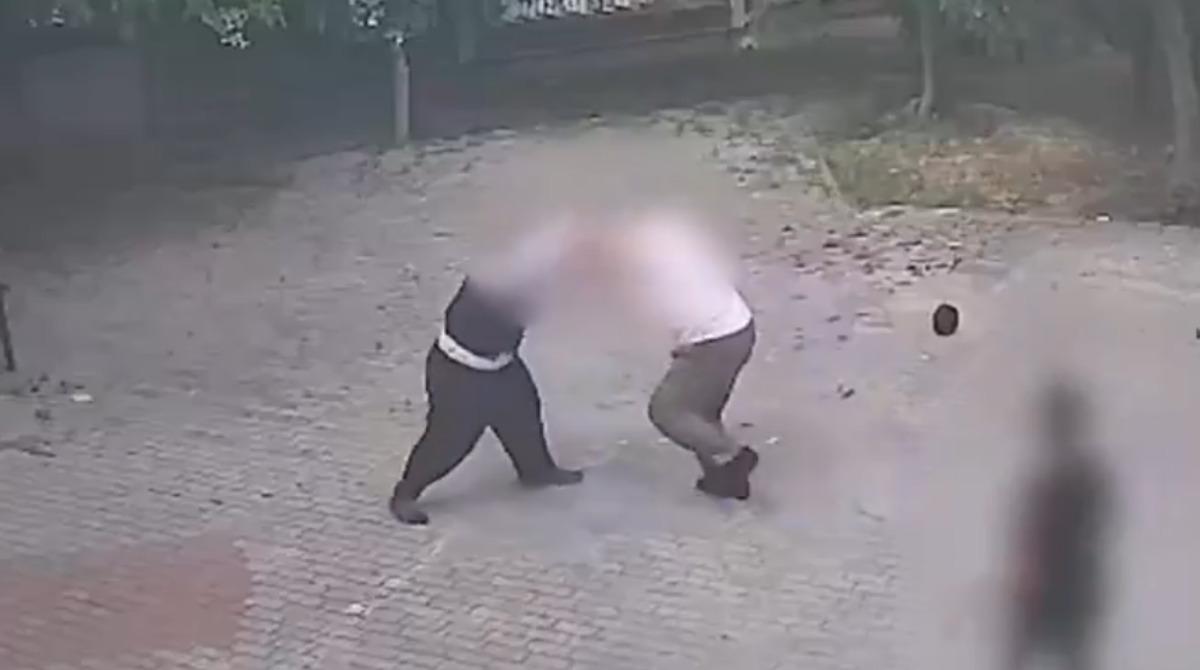 İmam ile m&uuml;ezzinin  yolsuzluk  kavgası! Cami &ouml;n&uuml;nde tekme tokat birbirlerine girdiler 3