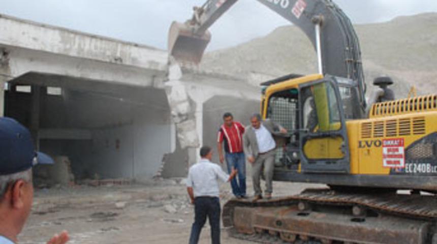 Elbisan'da hal binası yıkıldı