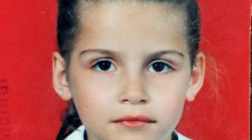 İkizlerinden birini son yolculuğa uğurladı