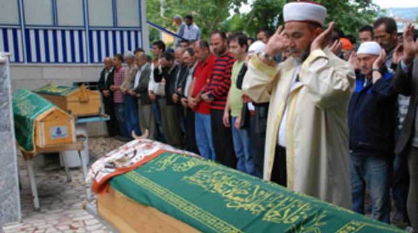 Ka&ccedil;arak evlendiği adam ailesini katletti