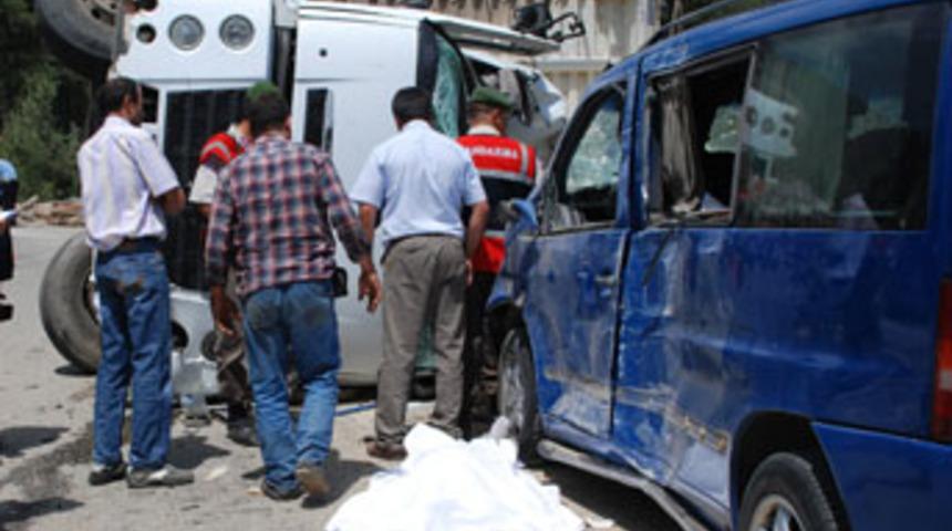 Freni boşalan kamyon dehşet sa&ccedil;tı: 3 &ouml;l&uuml;