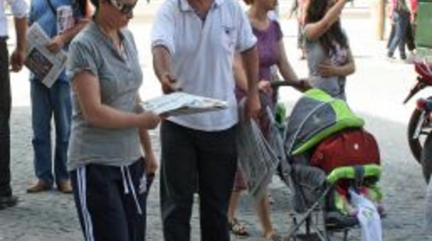 CHP milletvekili adayı bedava Cumhuriyet gazetesi dağıttırdı