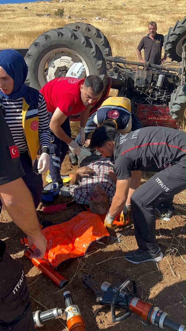 Şanlıurfa&rsquo;da devrilen trakt&ouml;r&uuml;n s&uuml;r&uuml;c&uuml;s&uuml; yaralandı 2
