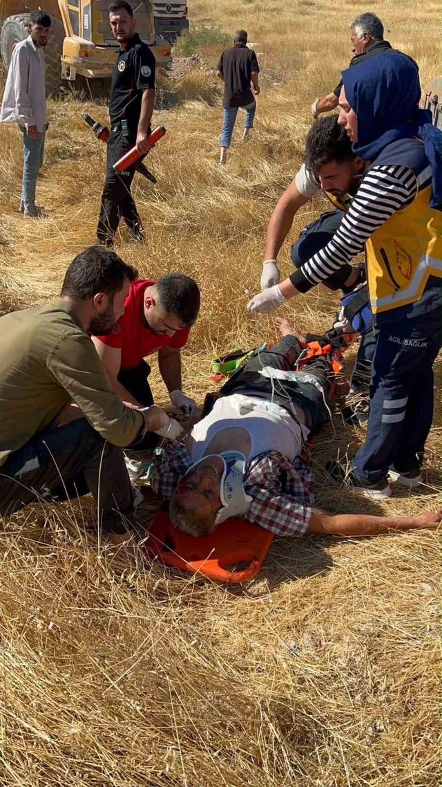 Şanlıurfa&rsquo;da devrilen trakt&ouml;r&uuml;n s&uuml;r&uuml;c&uuml;s&uuml; yaralandı 1