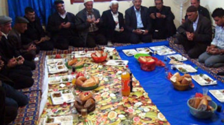 &Ouml;zalp'te k&uuml;s aileler barıştırıldı