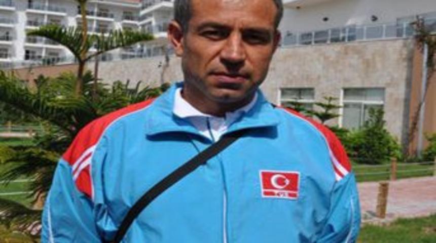 Baykan hoca G&uuml;m&uuml;şhane i&ccedil;in &ccedil;alışıyor