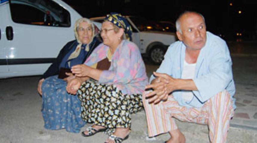 Depremde vatandaşlar sokaklara döküldü