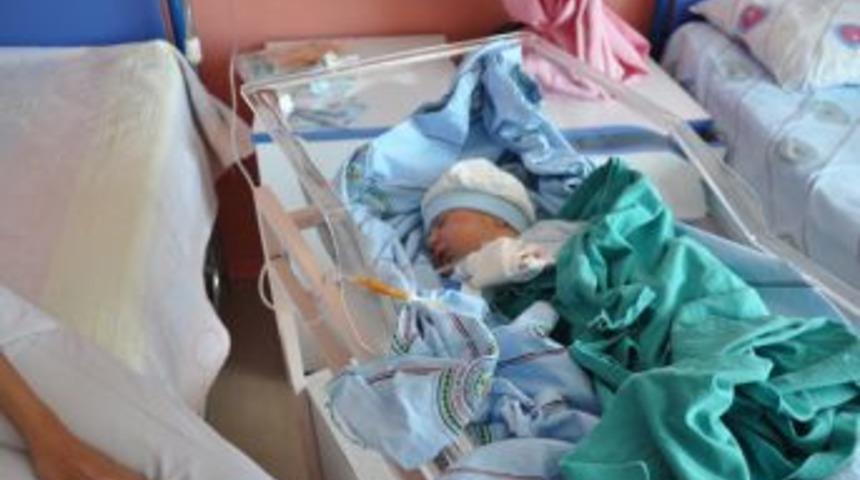 Bir haftalık bebeği kapı &ouml;n&uuml;ne bıraktılar