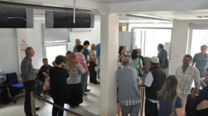 M&uuml;kellefler vergi &ouml;deme kuyruğunda