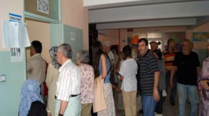 İzmir'de vatandaşlar sandıklara akın etti