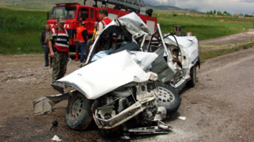 G&uuml;m&uuml;şhane'de kaza: 5 &ouml;l&uuml;