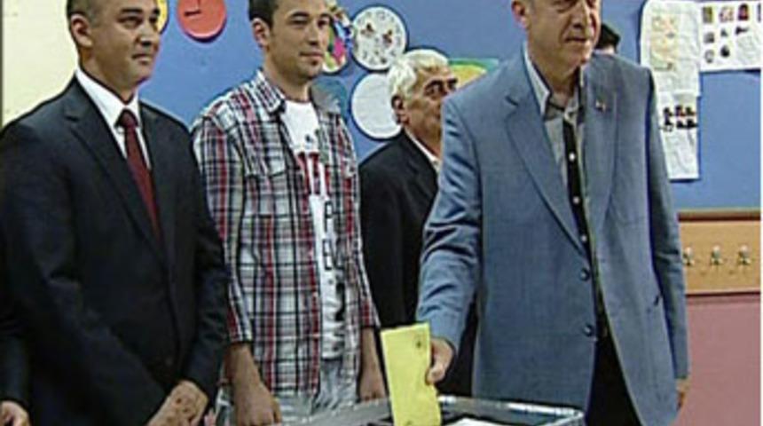 Başbakan ailesiyle birlikte oy kullandı