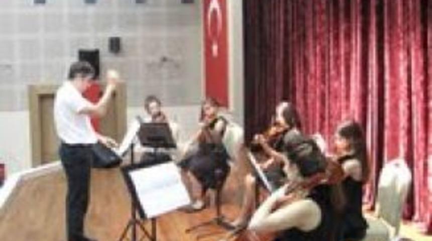 Geleceğin virt&uuml;&ouml;zlerinden yılsonu konseri