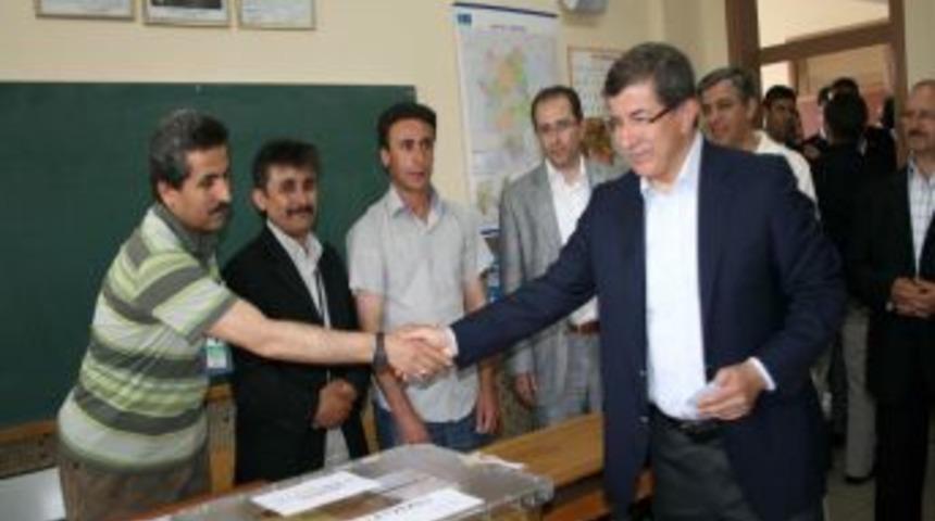 Dışişleri Bakanı Davutoğlu oyunu Konya'da kullandı