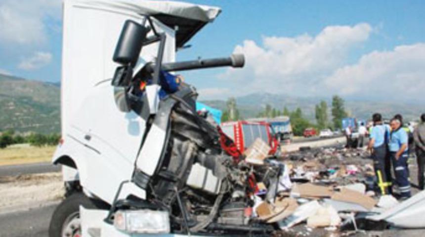 Korkun&ccedil; kaza; 2 &ouml;l&uuml;, 1 yaralı