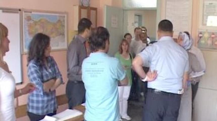 İzmir'de AK Parti'li m&uuml;şahitlerin g&ouml;rev yapmasının engellendiği iddiası