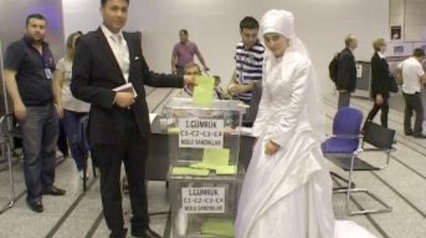 Gelinlik ve damatlıkla oy i&ccedil;in Bel&ccedil;ika&rsquo;dan geldiler (&Ouml;zel)