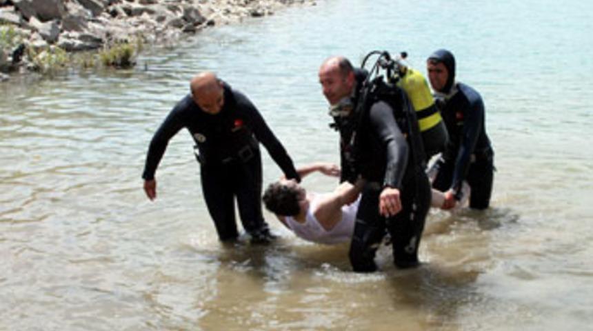 Sandık görevlisi gölette boğuldu