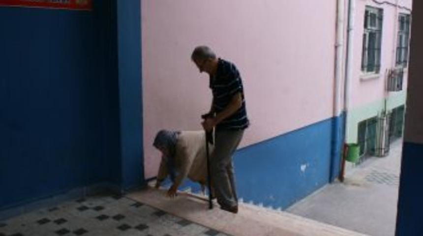 85 yaşındaki Muhlise Nine oy kullanmaya s&uuml;r&uuml;nerek geldi