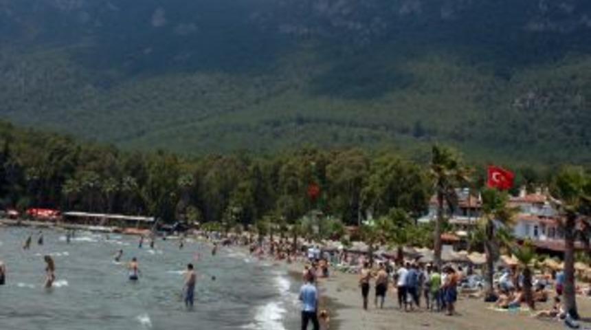 Muğla ve il&ccedil;eleirnde oy kullananlar plajlara akın etti