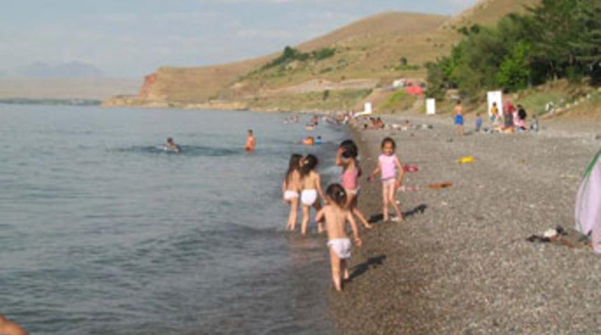 Van g&ouml;l&uuml; sahili cıvıl cıvıl