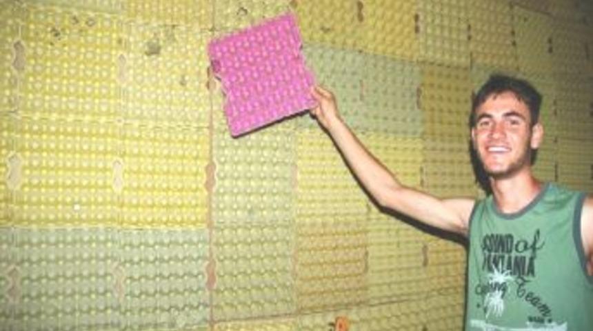 M&uuml;zik tutkunu gen&ccedil;ler, st&uuml;dyonun ses yalıtımını yumurta kartonuyla sağladı