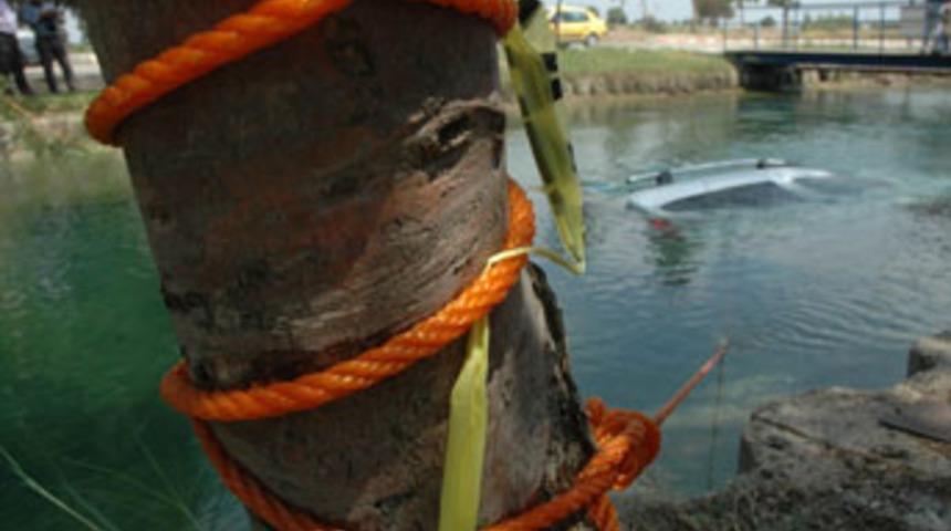 Otomobili ağaca bağladılar