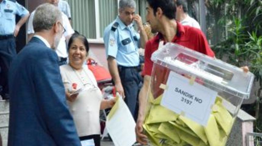 Engelli se&ccedil;men i&ccedil;in sandığı arabaya kadar getirdiler