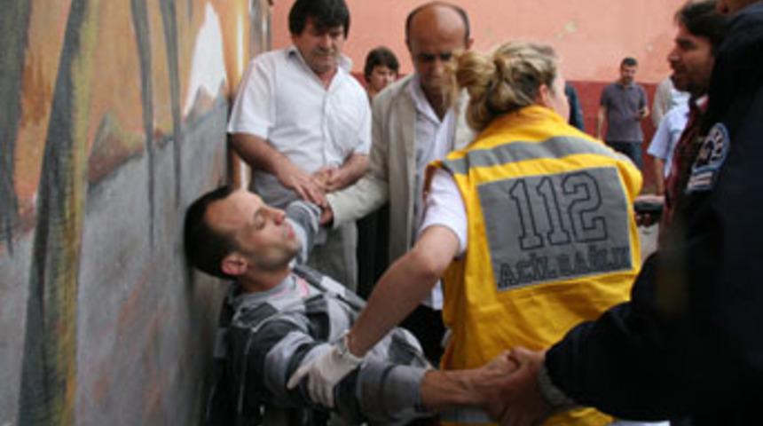 Oy kullanırken g&ouml;zaltına alınınca bayıldı