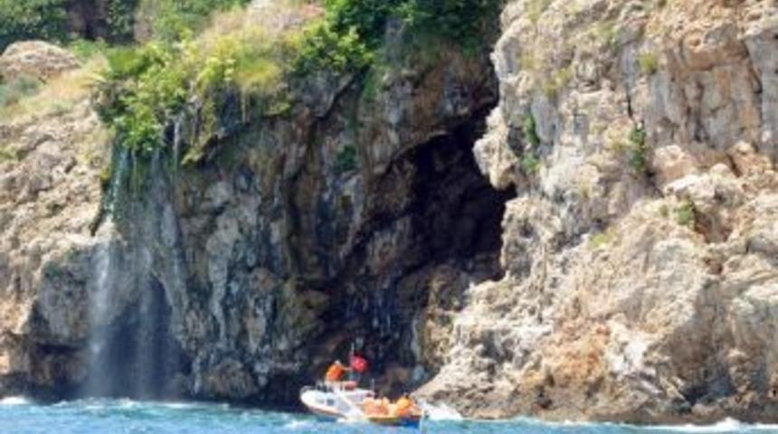 Falezler karadan ve denizden temizleniyor